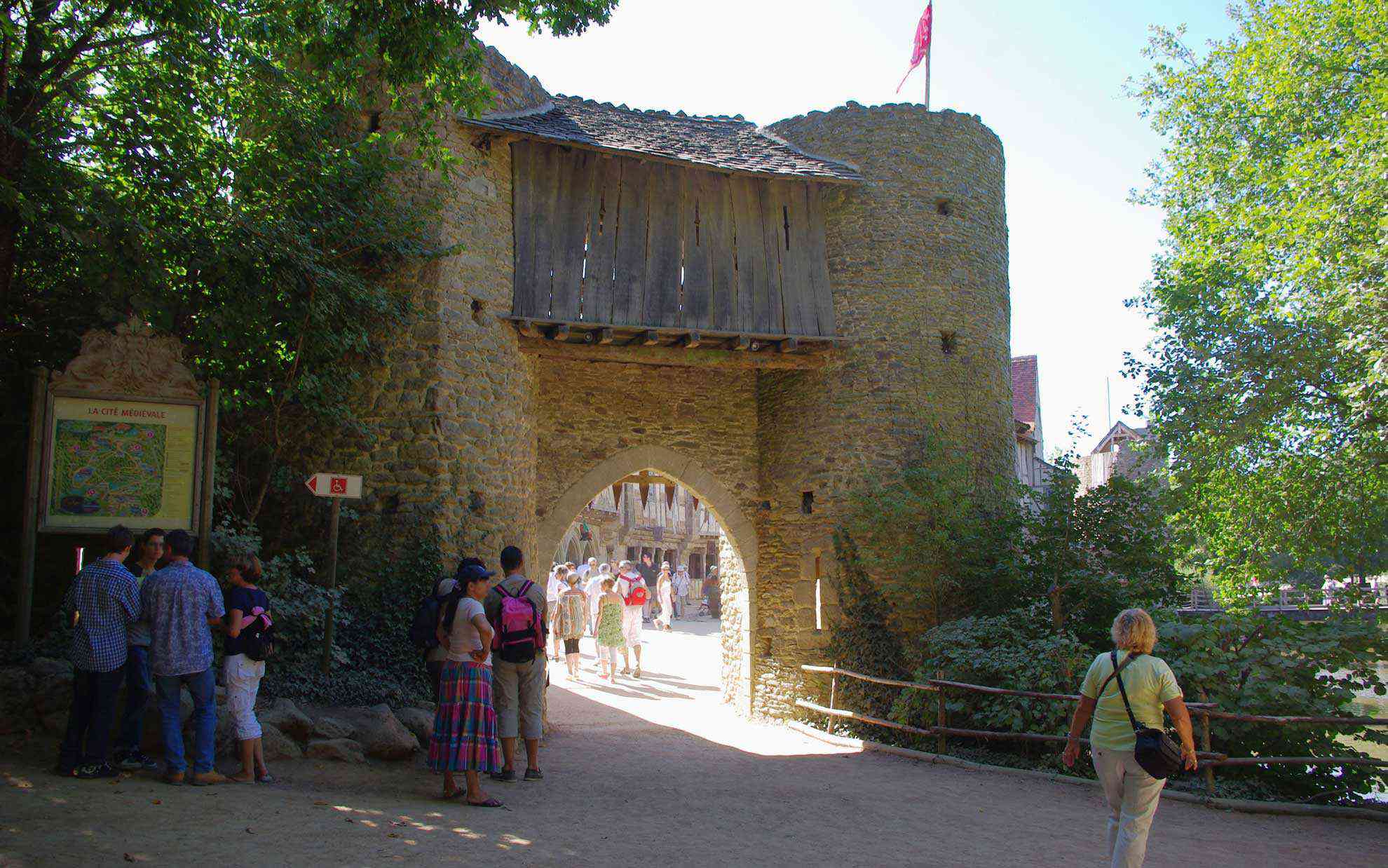 中世のどこかでありそうな石造りの門
