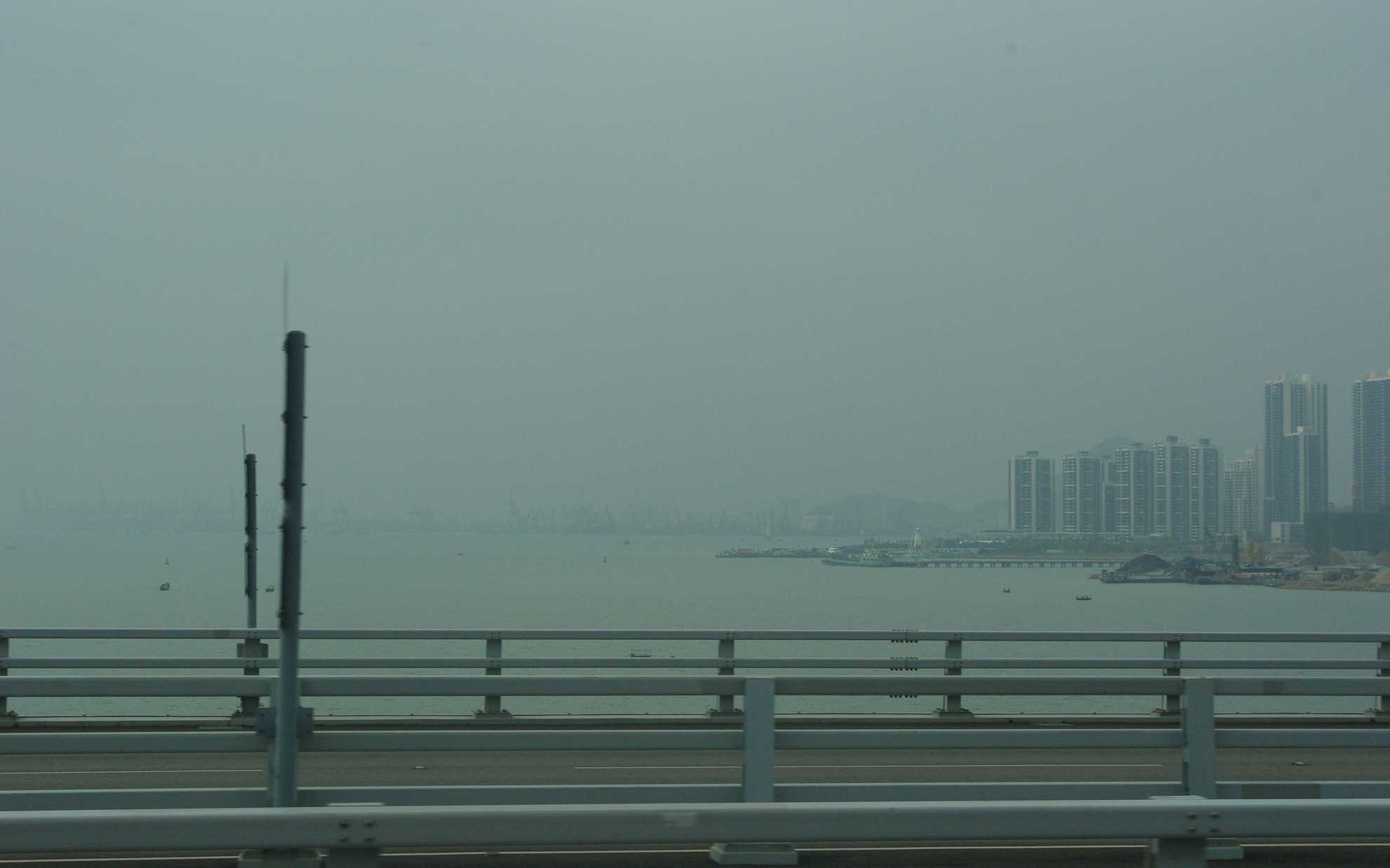 深圳から香港を結ぶ橋の上