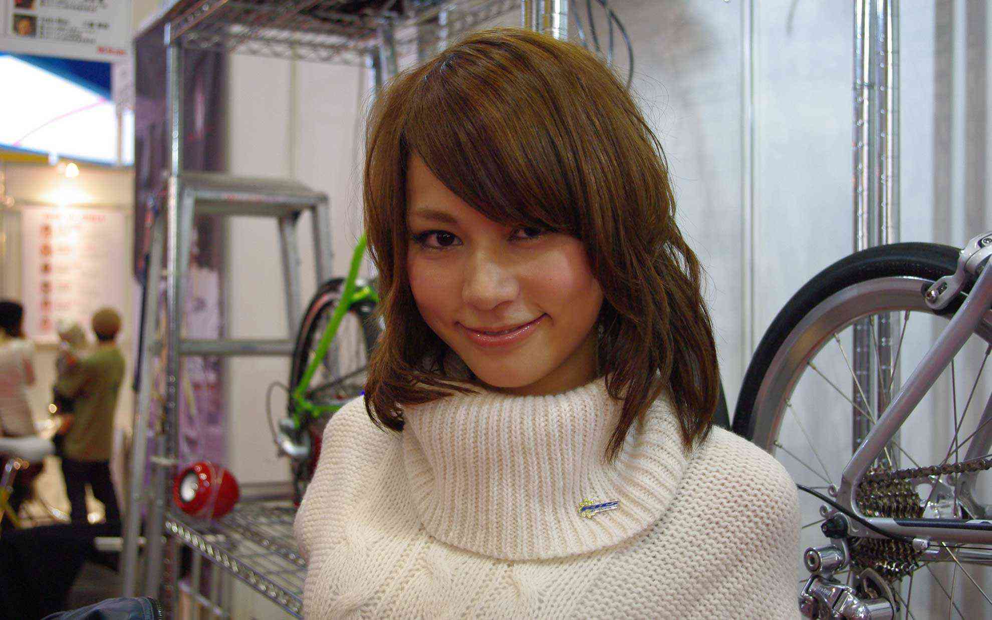 KHSマンハッタンガールのメイコさん。ショートヘアもロングも素敵です。