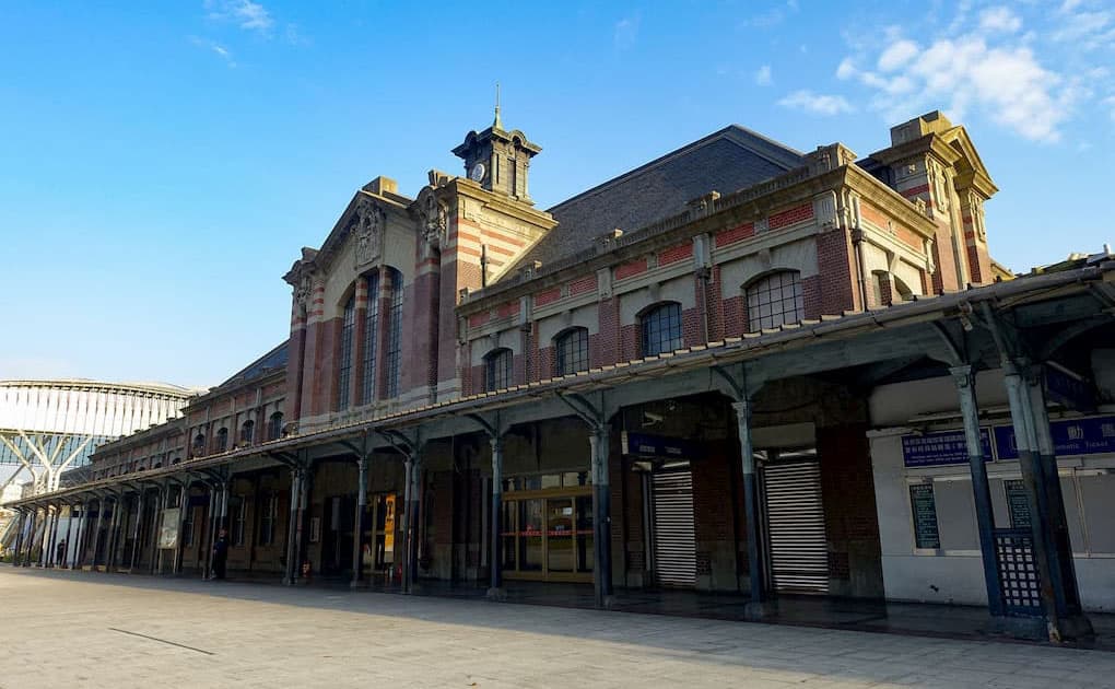 戦前から残る台中駅。