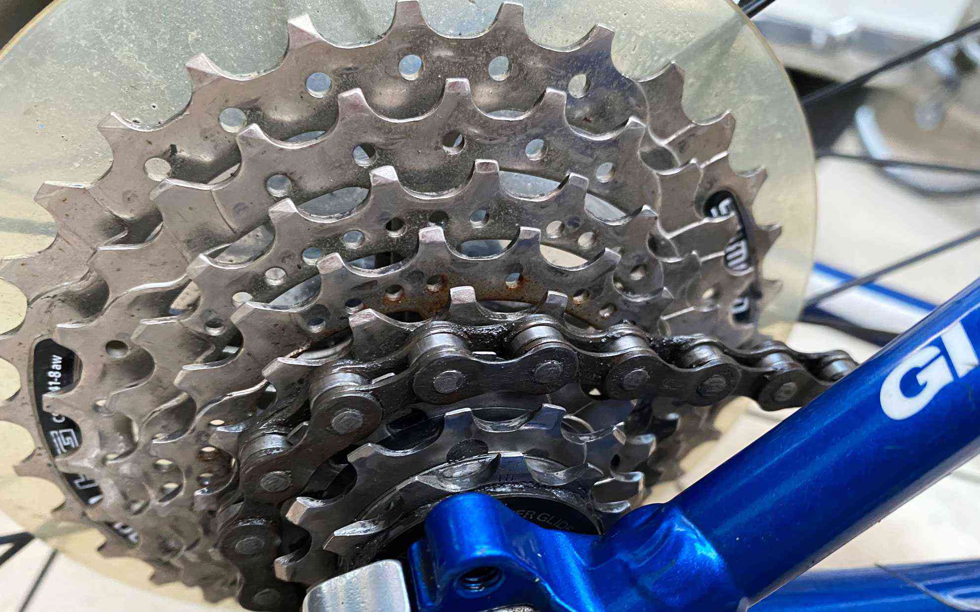 筆で塗ってウエスで拭くとスプロケは割とキレイになったかな。