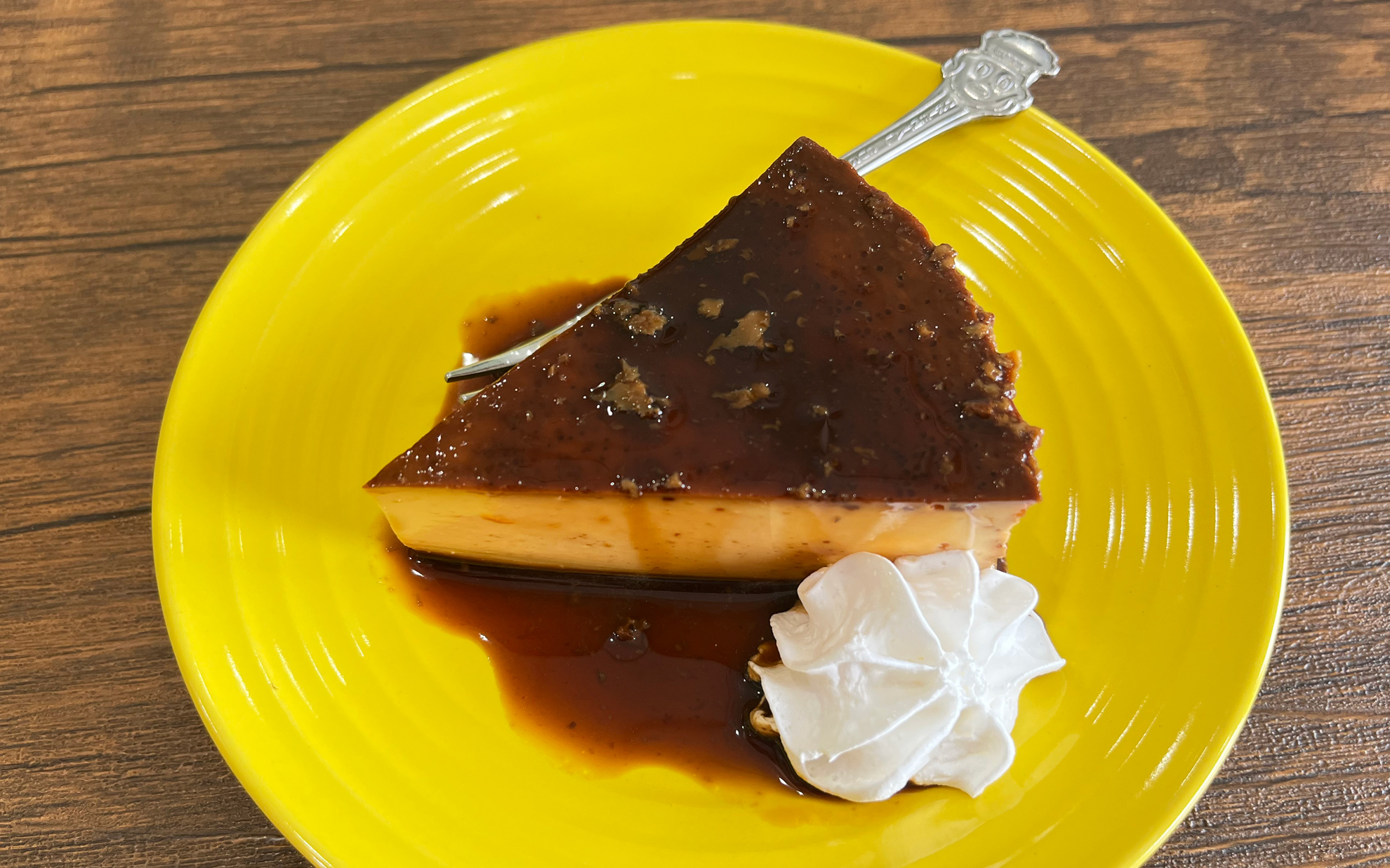 恋して!宇宙少年CAFEのプリン。硬めのほろ苦カラメルがたまらない。