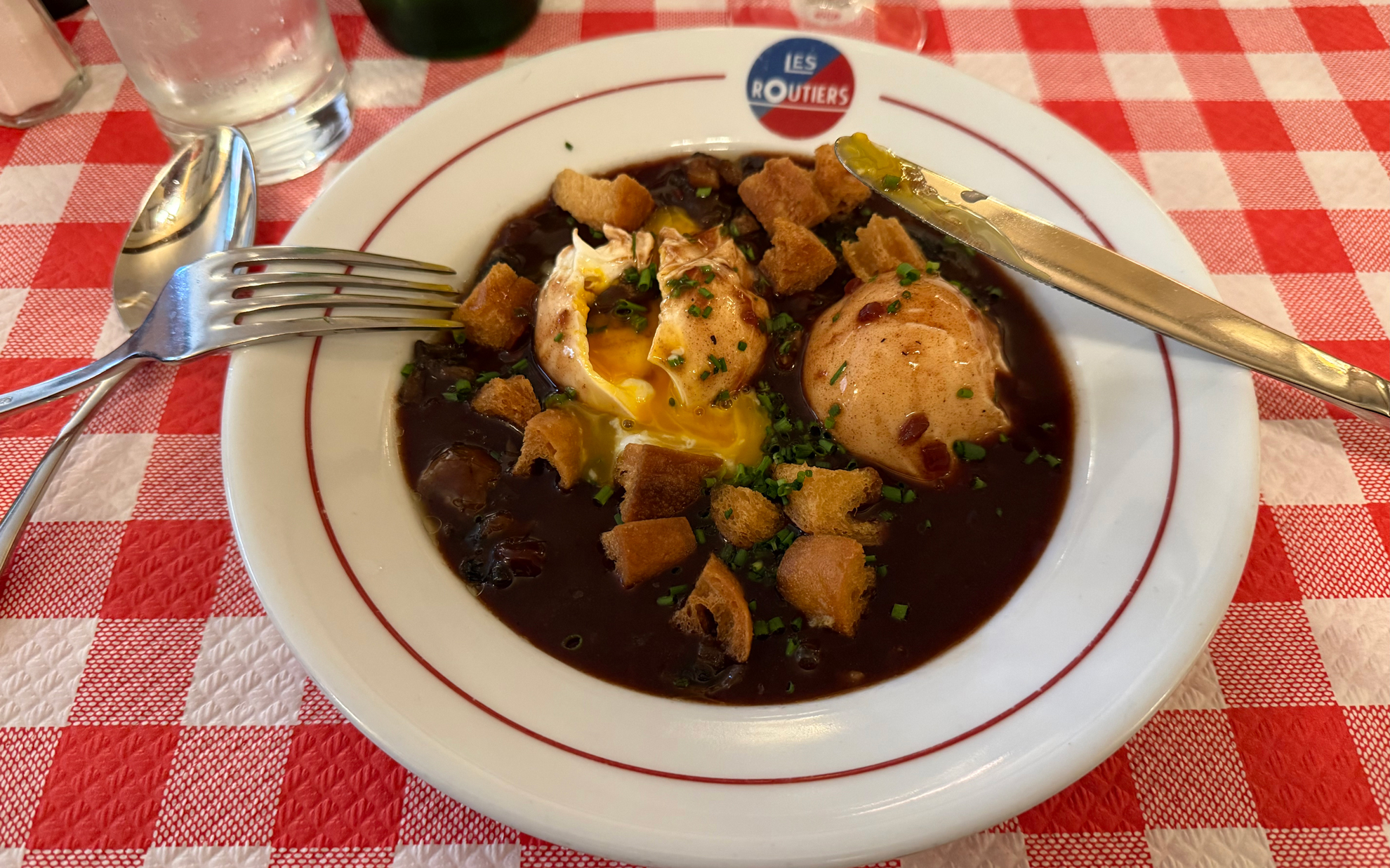 Œufs en meurette(赤ワインソースにポーチドエッグを煮込んだ料理)