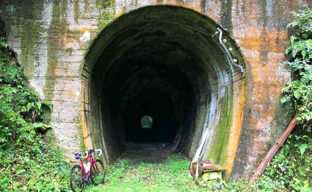 隧道。途中から手彫りの跡が見られます。足場は悪いです。