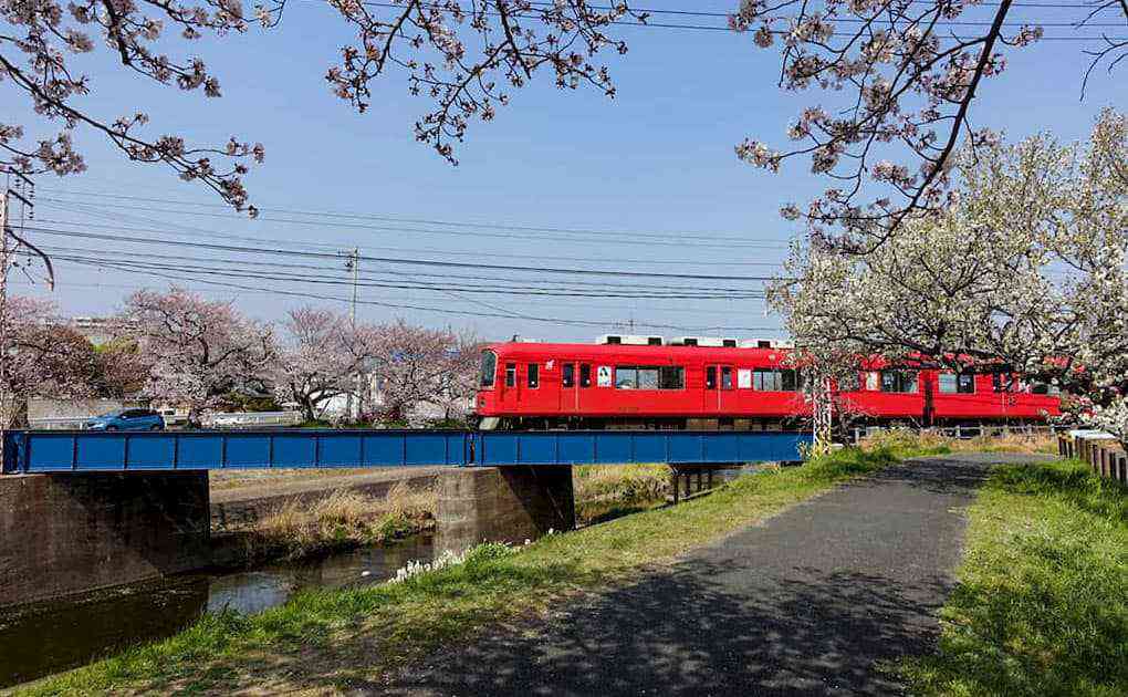 名鉄の赤一色の車両